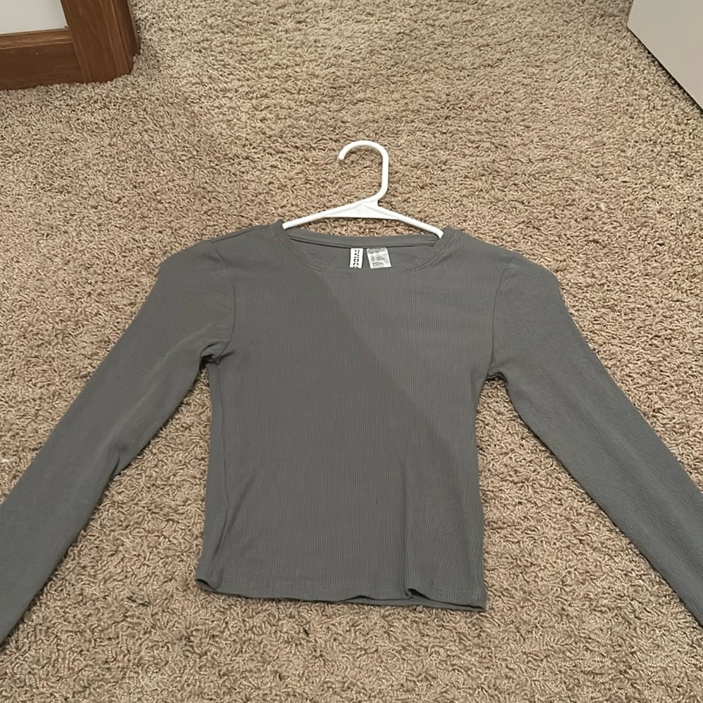 Green cropped long sleeve shirt